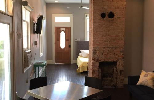 Modern Condo Blocks from Quarters - Foto 2