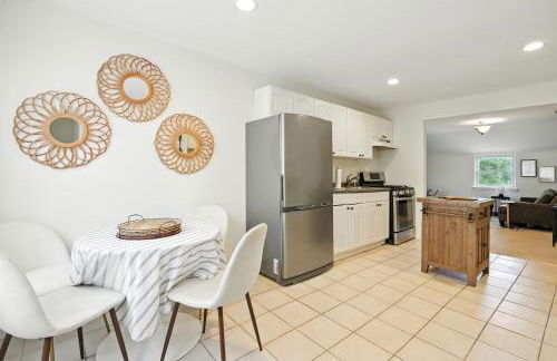 Group Stay Near DC 2BR w Yard on Arlington Blvd - Photo 17