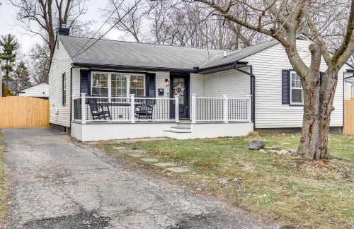 Screened Patio and Fire Pit Modern Westerville Home - Foto 2