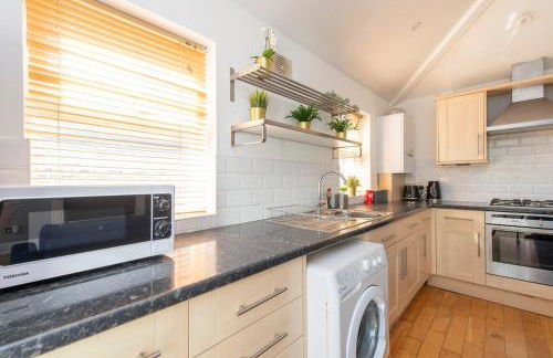 Lovely 3-bed 20 minutes to Central London - Photo 9