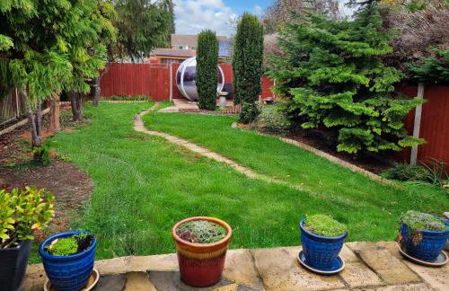 Central to town, 4 bedrooms, sleeps 8, parking for 4 plus cars - Foto 20