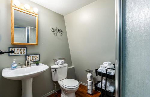 Family cabin Alpine Lake w indoor pool & fire pit - Foto 13