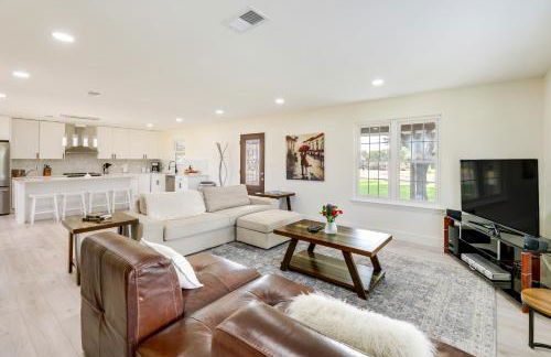 Remodeled Farmhouse on 18 Acres 8 Mi to Elgin! - Foto 3