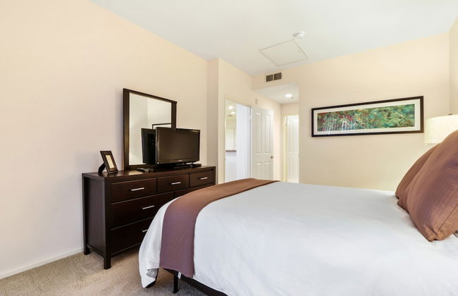 Global Luxury Suites at The Village - Photo 8