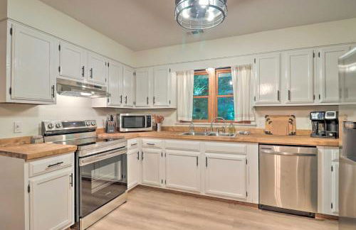 Game Room and Fire Pit Weaverville Family Home! - Foto 8