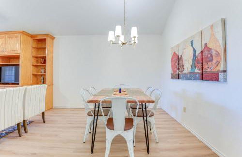 Relax Fireside! Poolside Oasis 3 Mi to Dtwn Sanger - Foto 9