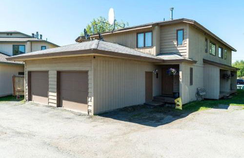 Alaskan WolfDen Close to airport centrally located - Photo 30