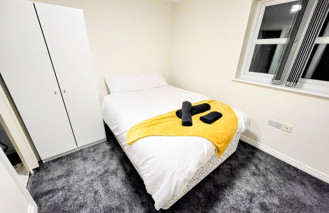 Large Modern House with Parking - Photo 28