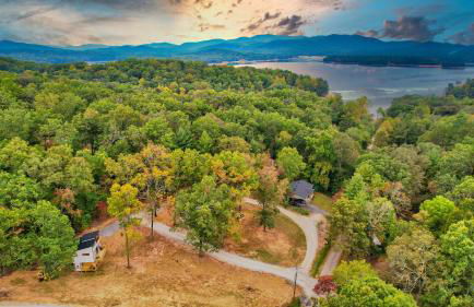 Cozy Treehouse w Hot Tub, Fire Pit, Pet Friendly, Lake Access - Photo 24