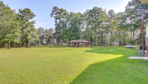 Patio and Pool Table Lake Marion Getaway - Foto 3