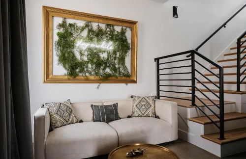 Stylish 3 Bed Retreat, Rooftop, Parking, Sleeps 10, Ensuite Baths, Bunk Room, Gourmet Kitchen, Cozy Living Space, Rooftop Views & Fire Table, Near Downtown, Distilleries & Marathon Village, 24 Hr Hospitality - Foto 6