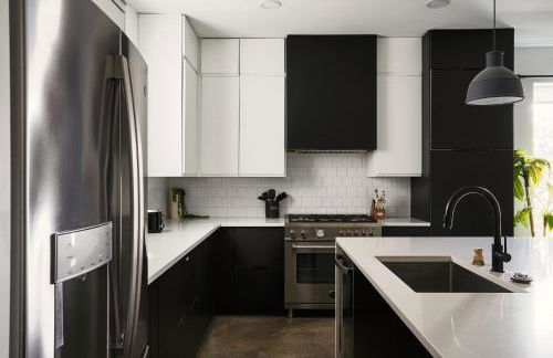 Stylish 3 Bed Retreat, Rooftop, Parking, Sleeps 10, Ensuite Baths, Bunk Room, Gourmet Kitchen, Cozy Living Space, Rooftop Views & Fire Table, Near Downtown, Distilleries & Marathon Village, 24 Hr Hospitality - Foto 7