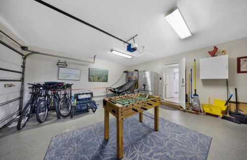 Tropical Villa Retreat with Private Pool & Peaceful Backyard - Stylish Escape in a Tranquil Residential Area - Foto 46