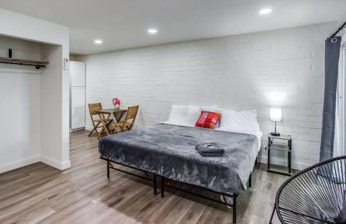 Newly remodeled bright studio - Photo 32