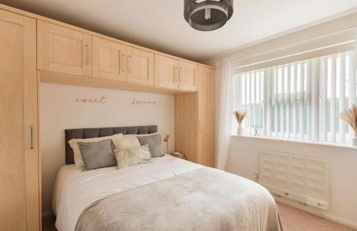 Surrey Stays - 2 Bedroom House, RH1, Contractors Welcome, Sleeps 5 max, 2 Parking Spaces, Near Town Centre, Train Station and Gatwick Airport - Foto 8