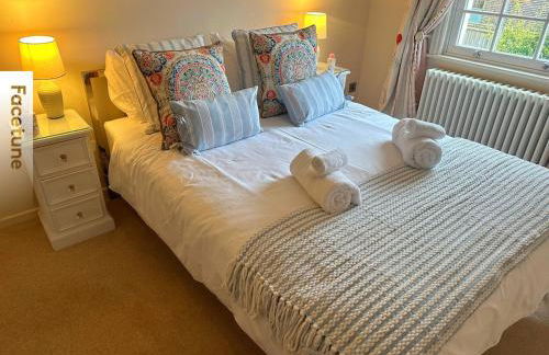 Charming Surrey Cottage perfect for Autumn or Winter gatherings - Photo 14