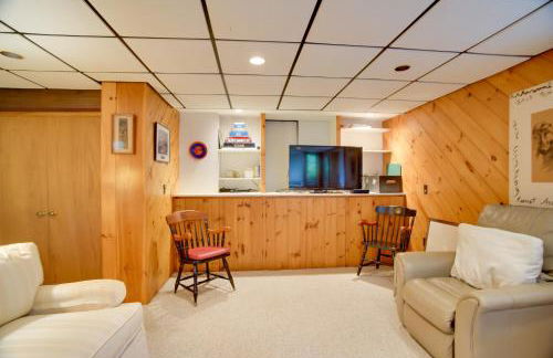 Deck and Grill, Walk to Beaches! Falmouth Retreat - Foto 24