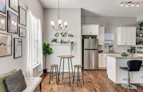 Walk to Parks and Dining Pet-Friendly Home with Yard! - Foto 7