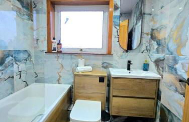 Super luxury 2 bedroom, full house sleep 5 with garden & parking close to airport - Foto 55