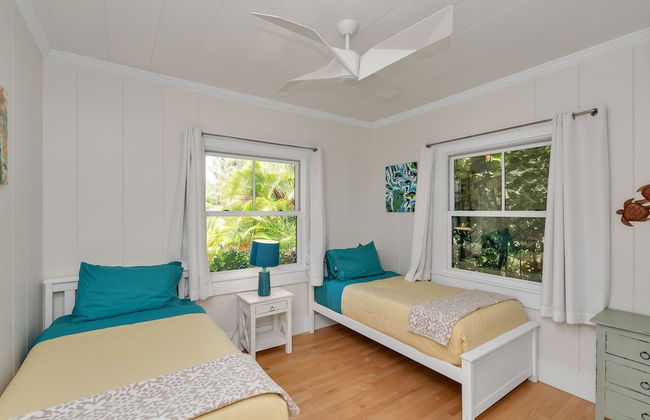 Gorgeous Renovated 1937 Plantation Style Beach House 50 Steps To The Center Of The Beach 5 Bedroom Home by RedAwning - Foto 6