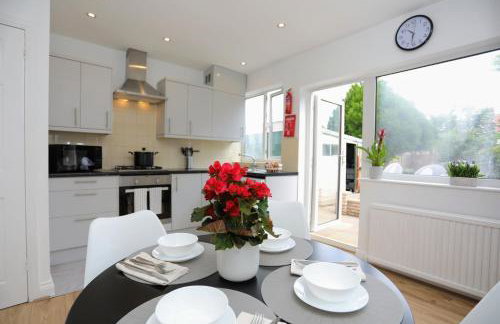 Aisiki Stays Apartments at Hillingdon, 3-Bedroom & 2-Bathroom, Pet-Friendly House with Garden, King or Twin Beds with Free WiFi and Parking Space - Foto 4