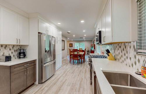 Updated house with enclosed yard, patio, central AC, & washer/dryer - Foto 8