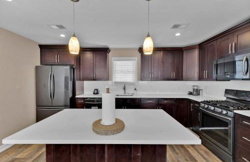 The Seabreeze Haven- Luxury 3BR Coastal Retreat - Near Beach & Free Parking - Foto 14