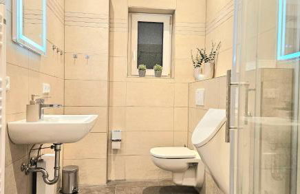 122qm-Apartment - 4 Zimmer I Zentral I Küche I Balkon I Parken I WLAN - Foto 12