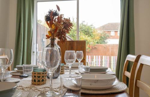 Award Winning Beautiful House in South Cambridge, 14-Min Drive to the City Centre, Free Parking, No Sofabeds, Sleeps 6 - Photo 7