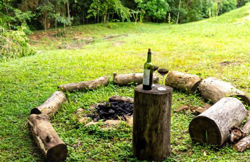 Chalé Canto do Galo 1 - Hidro da Jacuzzi, Lareira Ecológica, Cozinha Completa, Wi-Fi 80mbps, próximo a comércio local e relaxando ao som do riacho - Photo 24