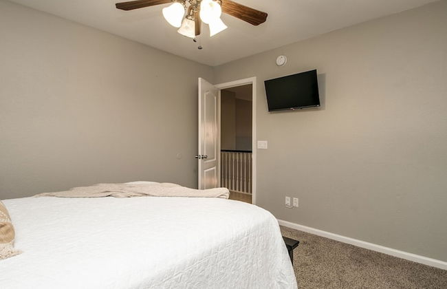 Massive 5 Bdrm Getaway W/pool, Hot Tub, Game Room! - Photo 8