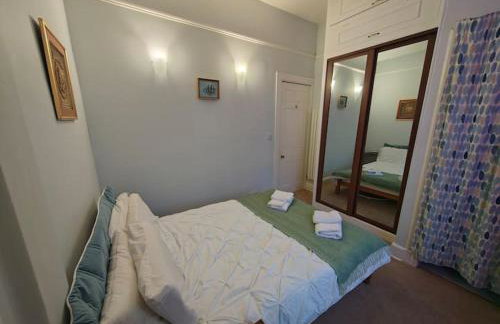 Charming City Flat for Couples & Families - Foto 30