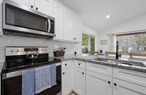 Cozy Coastal Cottage Minutes to Beach and Downtown - Foto 17