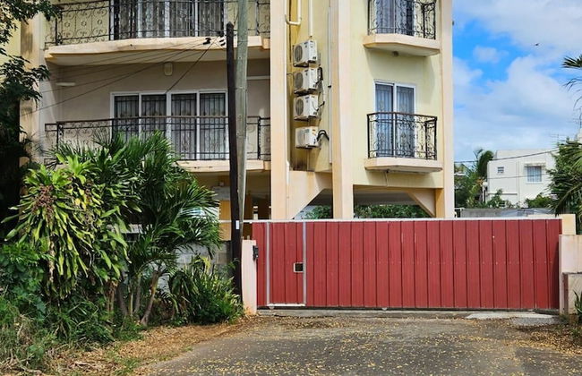 Captivating 3-bed Apartment in Flic en Flac - Photo 25