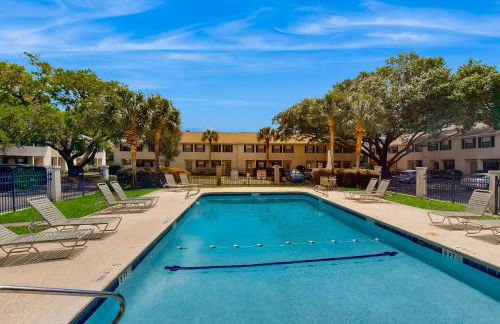 Inviting condo with an outdoor pool, washer/dryer, & AC - near the beach - Foto 21