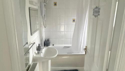 Cosy 3-Bed Retreat - Garden Parking & Bbq - Foto 4