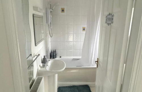 Cosy 3-Bed Retreat - Garden Parking & Bbq - Foto 4