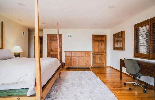 Monthly or Seasonal Large Petite Lake 44 Lakehouse Retreat with Private Pier and Hot Tub secluded Deep in the Woods - Foto 3