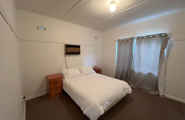 Pet Friendly 2 Bedroom Cottage with Yard - Photo 3