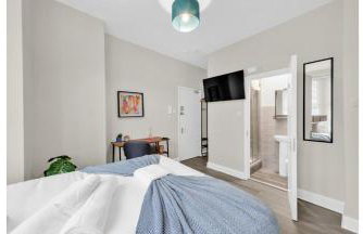 Sunny Serenity: Studio Living with a Breeze - Photo 8