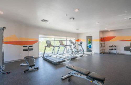 Posh 2BD - Gym, Pool, Parking, W-D - Sleeps 8 - Foto 12