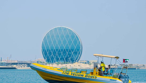 Navegando frente al edificio Aldar Headquarters
