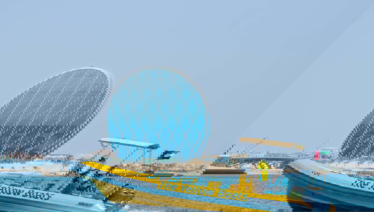 Navegando frente al edificio Aldar Headquarters