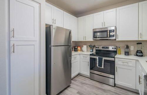 Elegant 1BD King Bed, Pool, Hot Tub, Gym, Parking - Photo 21