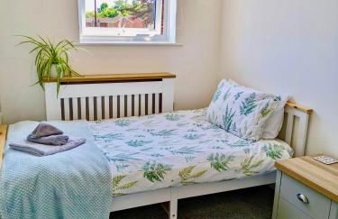 Your Leominster Base - 3BR Home with Garden & Parking - Foto 10