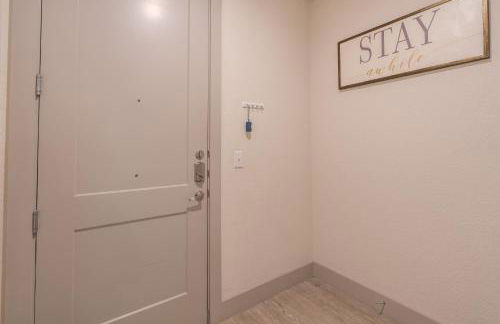 Riverwalk and Pool view Apt with King bed Infinity Pool Gym Free Parking - Foto 59