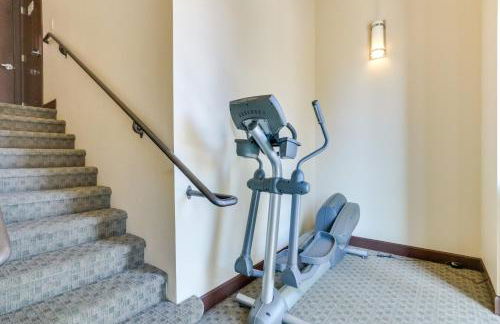 Walk Downtown Stunning Condo with Attached Garage - Foto 13