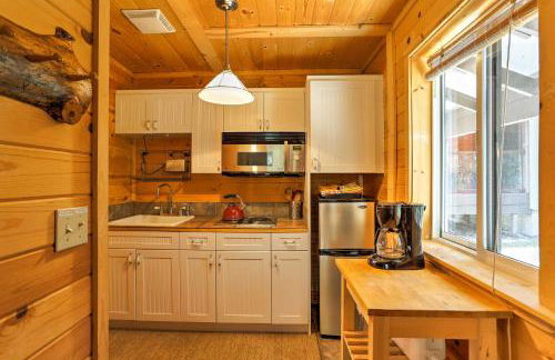 Romantic Riverfront Cottage - 1 Mile to Winthrop! - Foto 12