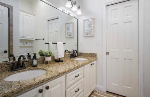 Beach Front Cottage with Beautiful Ocean Views! - Foto 11