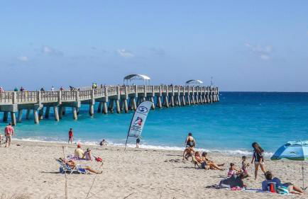 M Lake Worth Beach - Modern Villas Near West Palm Beach, Chic Retro Vibes, King Bed, Cozy Backyard, BBQ, Workspace, High-Speed Internet, Free Parking, 5 Minutes to Downtown & Beach - Foto 27